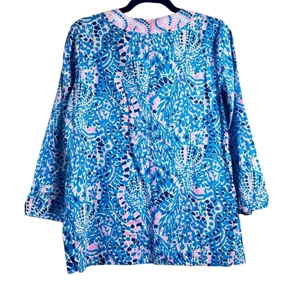 Lily Pulitzer Women’s Sz Medium Blue Mosaic V-Neck 3/4 Sleeve Lightweight Blouse - Picture 8 of 10
